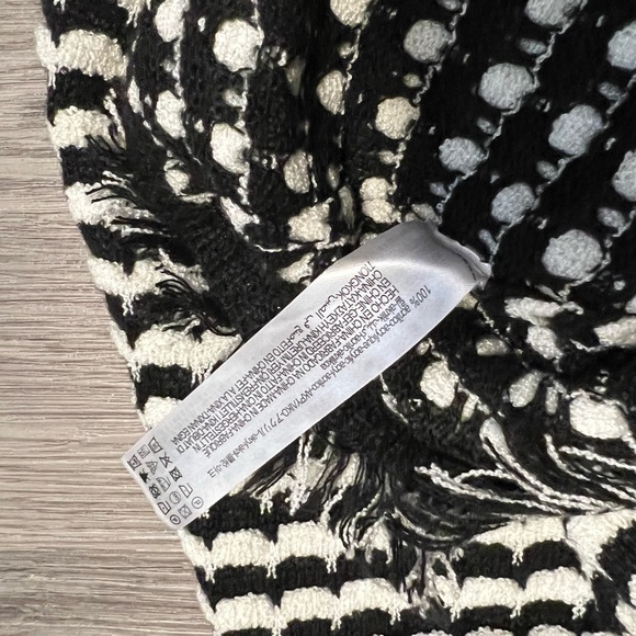 Zara sweater Knit Mini Fringe striped black and white  Skirt in size large - Picture 6 of 6
